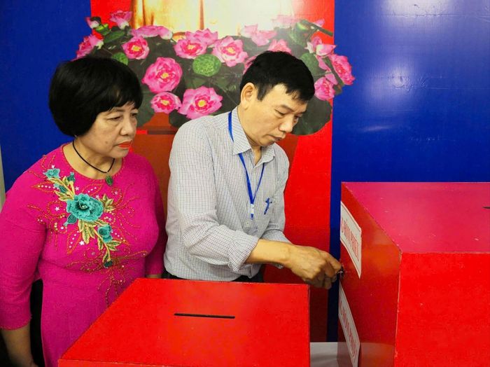 Bài viết "Nơi hoa hướng dương luôn nở" của tác giả Quách Lan Anh - đảng viên Chi bộ 50 về bà Hà Thị Hồng Vân, người dân Đống Đa với nhiều việc làm xã hội ý nghĩa và nghị lực vươn lên. Nguồn ảnh: Phường Đống Đa