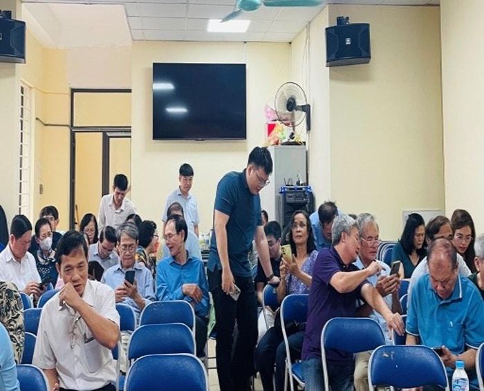 Các chi bộ TDP phường Bạch Mai bám sát phương châm “hướng dẫn từng bước” trong thực hiện chuyển đổi số đối với đảng viên cao tuổi.