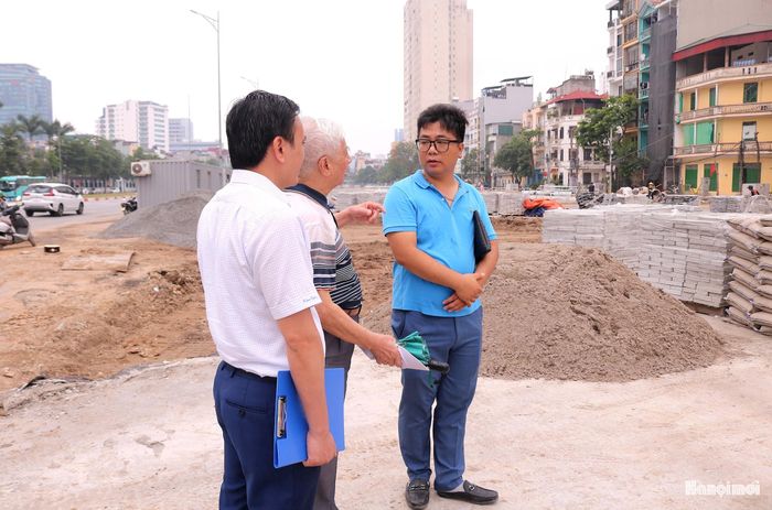 Đại diện chủ đầu tư và phường chia sẻ với người dân về tiến độ thi công dự án. Ảnh: MT