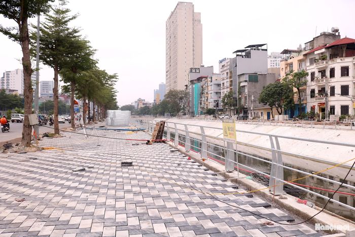 Đội ngũ thi công đang tập trung đẩy nhanh tiến độ các hạng mục phụ trợ. Ảnh: MT