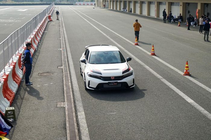 Một chiếc Honda Civic Type R trên đường chạy tại Mỹ Đình (Hà Nội). Ảnh: Hoàng Linh