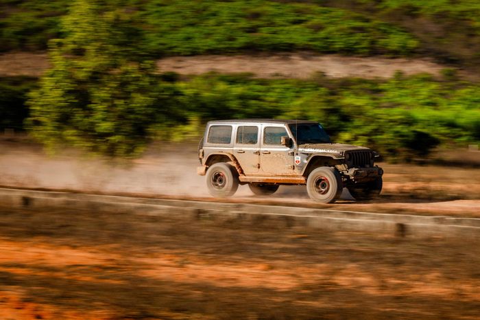 Jeep Wrangler thử sức trên đường chạy việt dã tại Phan Thiết. Ảnh: Hoàng Linh