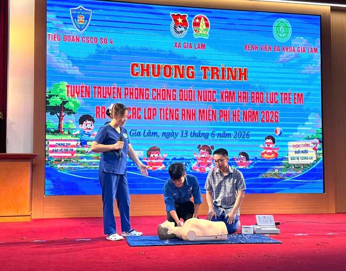 Bác sĩ Bệnh viện Đa khoa Gia Lâm hướng dẫn kỹ năng phòng, chống đuối nước cho thiếu nhi.