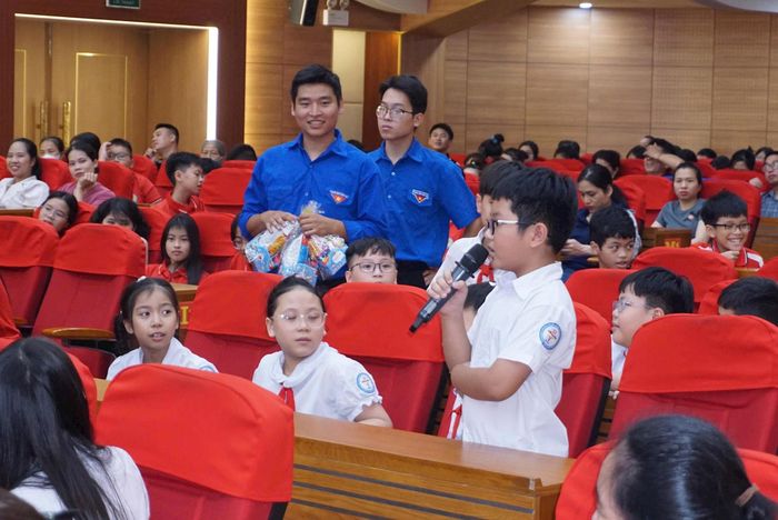 Các em thiếu nhi giao lưu tại chương trình.