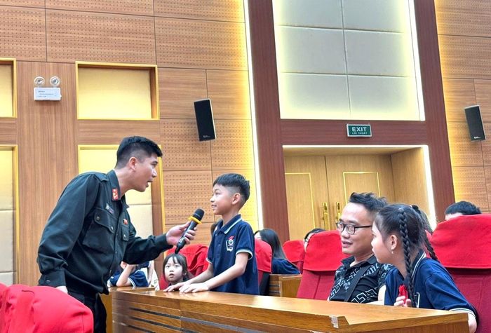 Cán bộ cảnh sát cơ động tuyên truyền các quy định về bảo vệ trẻ em, phòng, chống bạo lực học đường và xâm hại trẻ em.