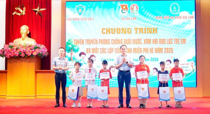 Trao học bổng cho học sinh có hoàn cảnh khó khăn.