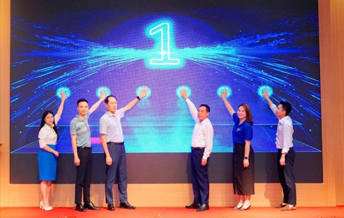 Đại biểu thực hiện nghi thức ra mắt các lớp học tiếng Anh mùa hè xanh năm 2026.