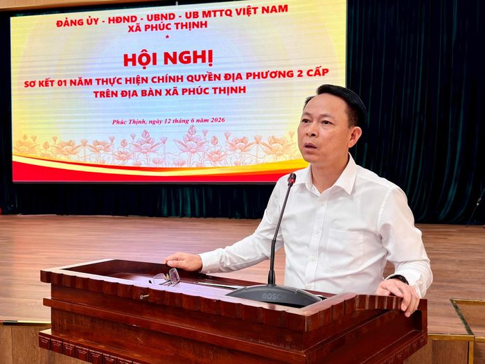 Phó Bí thư Thường trực Đảng ủy xã Đặng Minh Thắng báo cáo về kết quả thực hiện nhiệm vụ chính trị 6 tháng đầu năm 2026. Ảnh: Thanh Hà