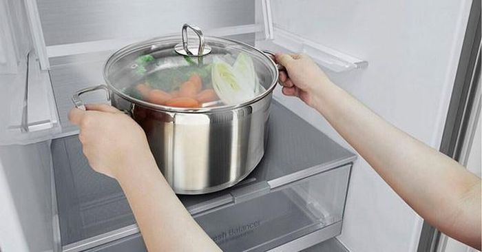 Cho thực phẩm còn nóng vào tủ lạnh sẽ làm ảnh hưởng nghiêm trọng đến hiệu quả làm lạnh của tủ lạnh.