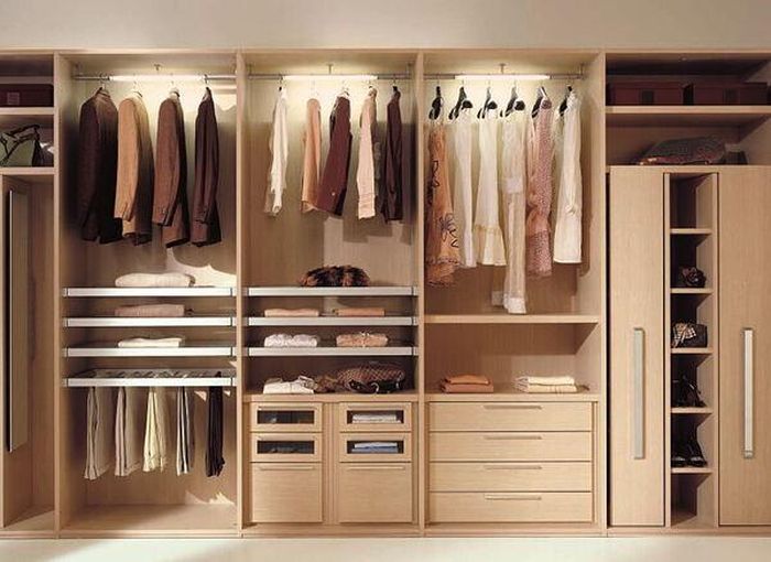 Tủ quần áo là nơi phải luôn khô thoáng và thơm. Bởi nếu tủ bị ẩm mốc thì trang phục của bạn sẽ bị ảnh hưởng rất lớn cũng như lúc mặc vào cơ thể dễ bị kích ứng da.