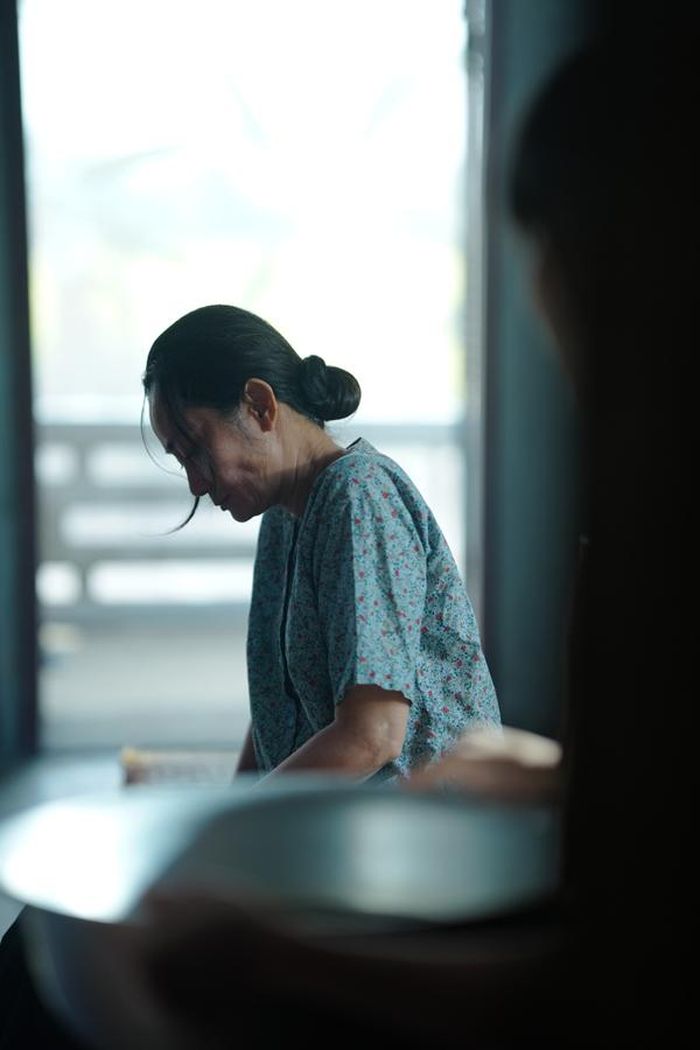 NSƯT Hạnh Thúy vừa vào vai người mẹ, vừa vào vai "ma xó".