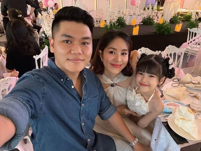 Lê Phương hạnh phúc bên chồng con.