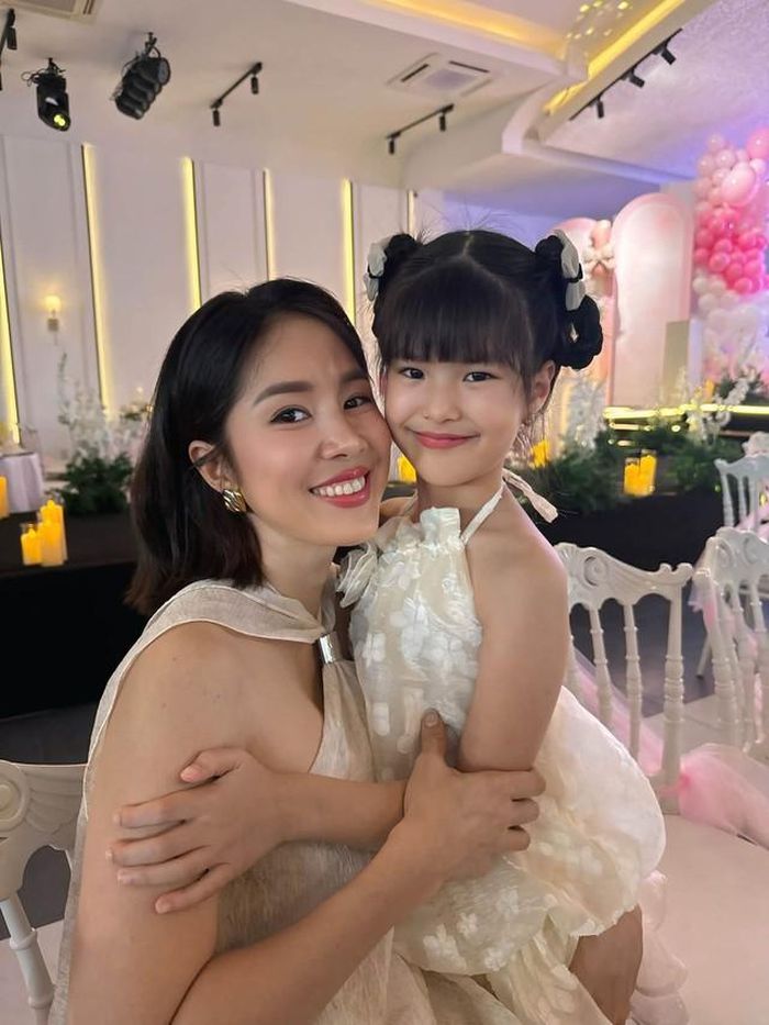 Lê Phương và con gái nhỏ.