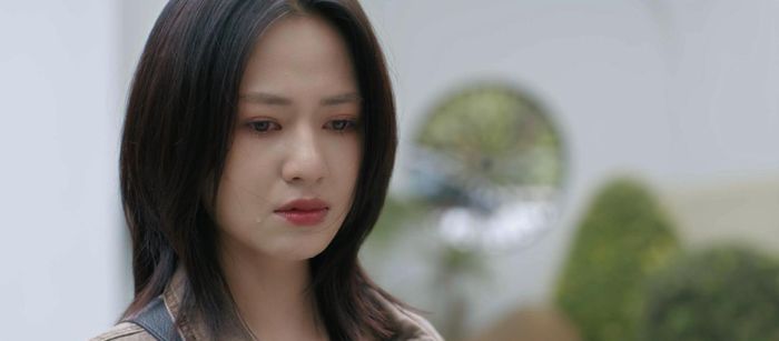 "Mai rất cá tính, lì lợm, hoàn toàn khác với tôi ngoài đời nên tôi phải tìm tòi, quan sát và xây dựng nhân vật từ những chất liệu nhỏ nhất", Việt Hoa chia sẻ. Để hóa thân vào một cô gái có nhiều cảnh hành động, Việt Hoa còn phải học võ.