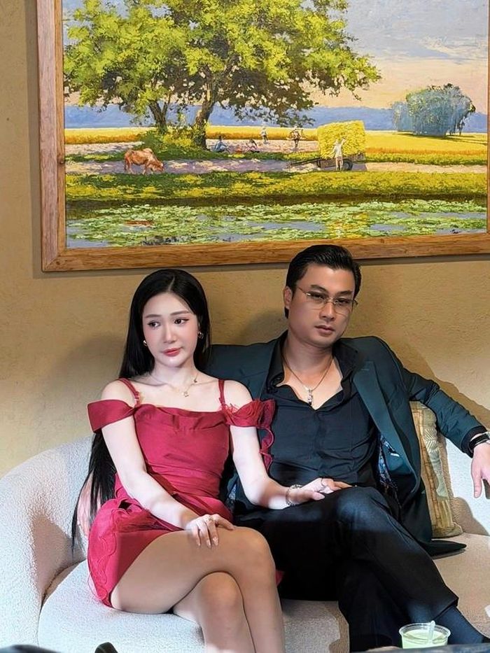 Diễn viên trẻ Thanh Huế góp mặt trong "Lửa trắng", cô có dịp tái ngộ với Duy Hưng. Tuy nhiên, vai diễn của Thanh Huế là vai phụ, chưa được ê-kíp phim công bố sẽ là tuyến nhân vật như thế nào.