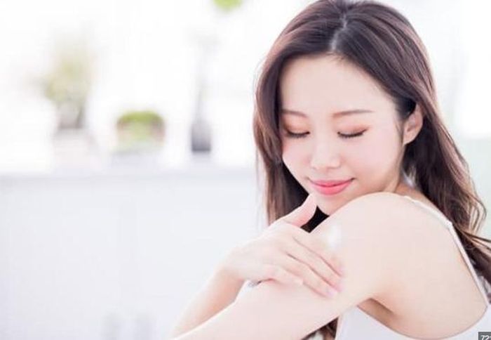 Một số thành phần dưỡng ẩm có khả năng tạo lớp màng bảo vệ trên bề mặt da, giúp hạn chế sự mất nước qua da.