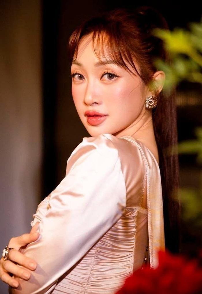Mỗi khoảnh khắc Lý Thùy Chang xuất hiện trên mạng xã hội đều vô cùng rực rỡ và ngập tràn sức sống.