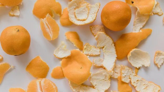 Dùng vỏ chanh, cam hoặc quýt đều được, đặt vào cái chén nhỏ rồi bỏ vào nồi cơm để đuổi kiến.
