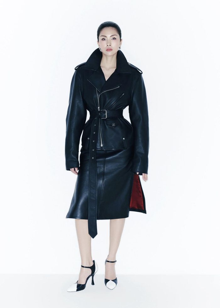 Trong bộ ảnh, Tăng Thanh Hà diện thiết kế thuộc look 19 của bộ sưu tập Métiers d'art 2026 của Chanel. Trong đó, đôi giày Mary Jane hai tông màu đen - trắng được bán với giá 42.6 triệu đồng.