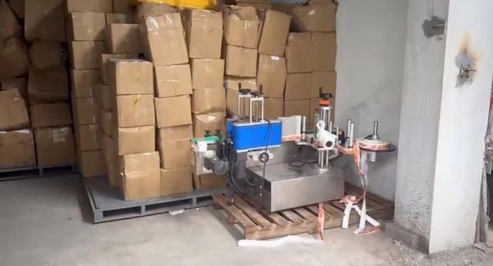 Thuê từ 4 đến 5 lao động thực hiện việc dán nhãn, đóng gói.