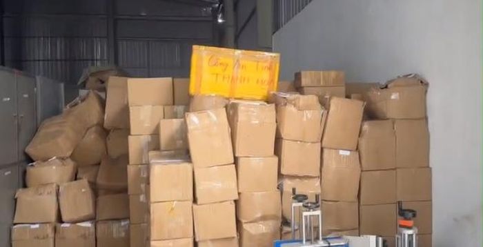 Kho hàng chứa hơn 70.000 hũ yến chưng sẵn giả với tổng trọng lượng trên 15 tấn.