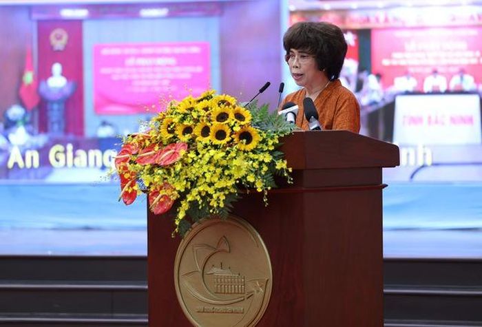 AHLĐ Thái Hương, nhà sáng lập, Chủ tịch Hội đồng chiến lược Tập đoàn TH (đại diện các doanh nghiệp tư nhân) phát biểu hưởng ứng.