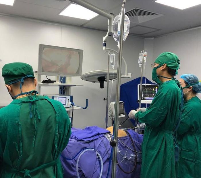 Các bác sĩ cấp cứu cho bệnh nhân.