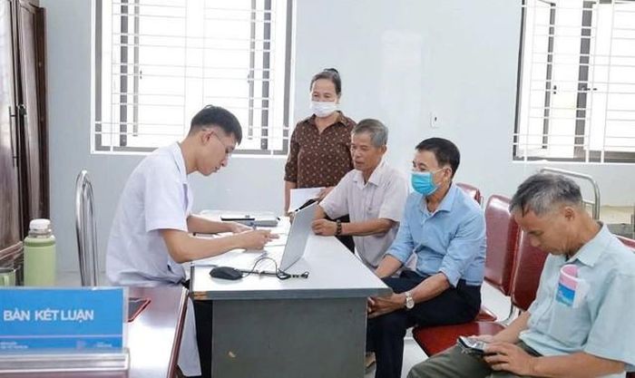 Bác sĩ Bệnh viện Nội tiết Nghệ An khám, tư vấn cho người dân trong chương trình khám sàng lọc bệnh nội tiết tại cộng đồng.