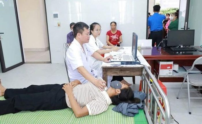 Các bác sĩ thực hiện siêu âm tuyến giáp nhằm phát hiện sớm các bất thường và nguy cơ mắc bệnh lý tuyến giáp cho người dân.