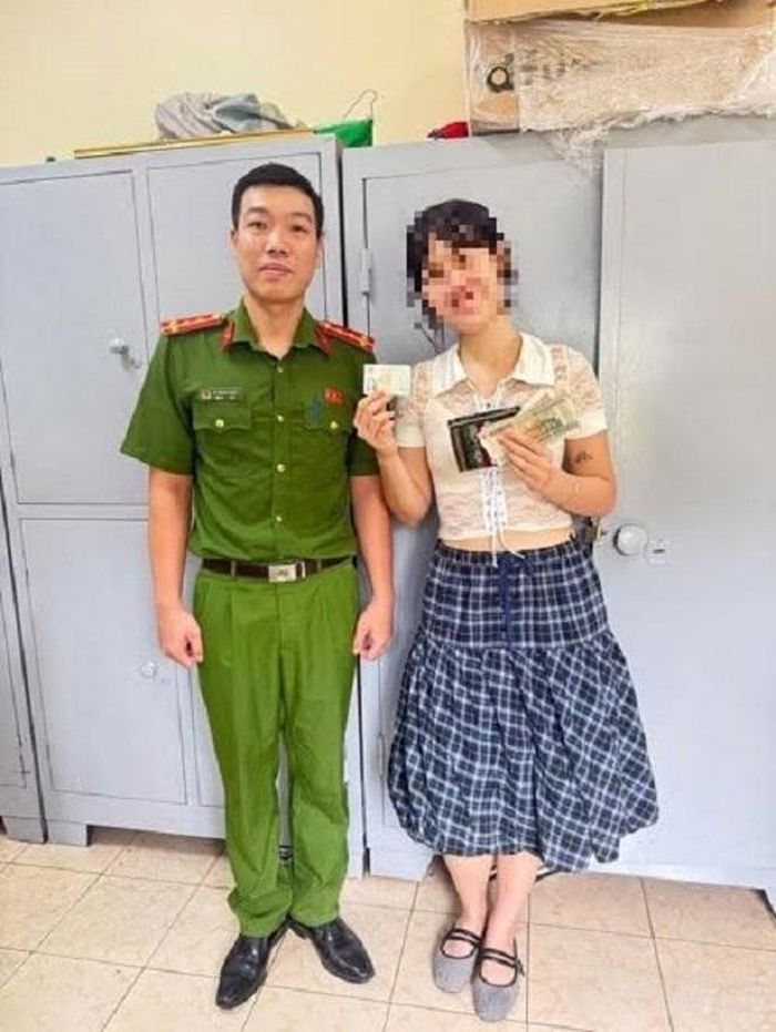 Chị P.M.C nhận lại tài sản bị mất tại Quảng Trị hơn 1 tháng trước. Ảnh: Công an TP Hà Nội