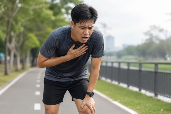 Hụt hơi là tình trạng thường gặp khi chạy bộ, đặc biệt ở người mới tập hoặc khi tăng cường độ vận động.