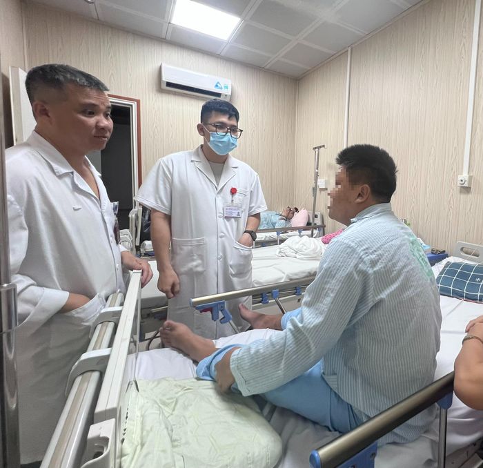 Bác sĩ thăm khám cho bệnh nhân điều trị ngộ độc do sử dụng thuốc lá điện tử.