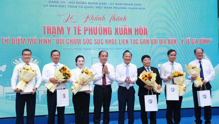 Các đại biểu tham dự Lễ khánh thành Trạm Y tế phường Xuân Hòa.
