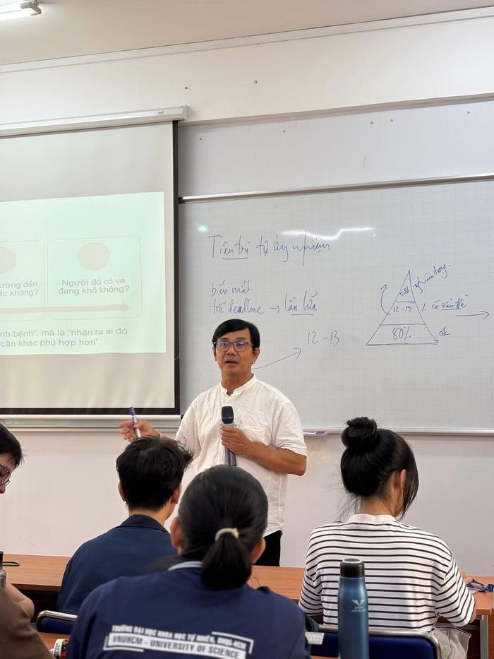  Ông Uy nhận định nội dung trên mạng xã hội ảnh hưởng đến lĩnh vực tham vấn tâm lý. Ảnh: NVCC 