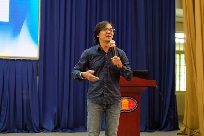  Ông Uy chia sẻ ngành tham vấn tâm lý tại Việt Nam cần một hệ thống chuẩn hóa. Ảnh: Trung tâm Nghiên cứu và Hỗ trợ sức khỏe tinh thần, Trường ĐH KHXH&amp;NV, ĐHQG HCM 