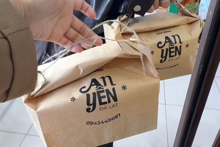 Tiệm bánh An Yên hệt như một "ốc đảo" với phong cách trang trí tối giản, ẩn trong sự náo nhiệt của thành phố hoa Đà Lạt.