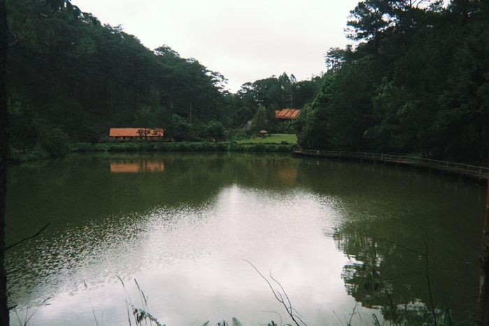 Một trong những điểm nhấn đắt giá nhất của làng là ngay giữa trung tâm thung lũng chính là hồ Cù Lần xanh ngắt.