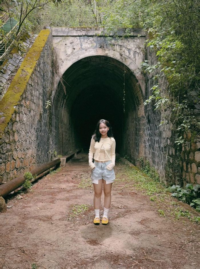 Mưa không làm hỏng buổi đi chơi mà khiến Hầm Hỏa Xa trở nên trầm mặc, mát mẻ và nên thơ hơn nữa.