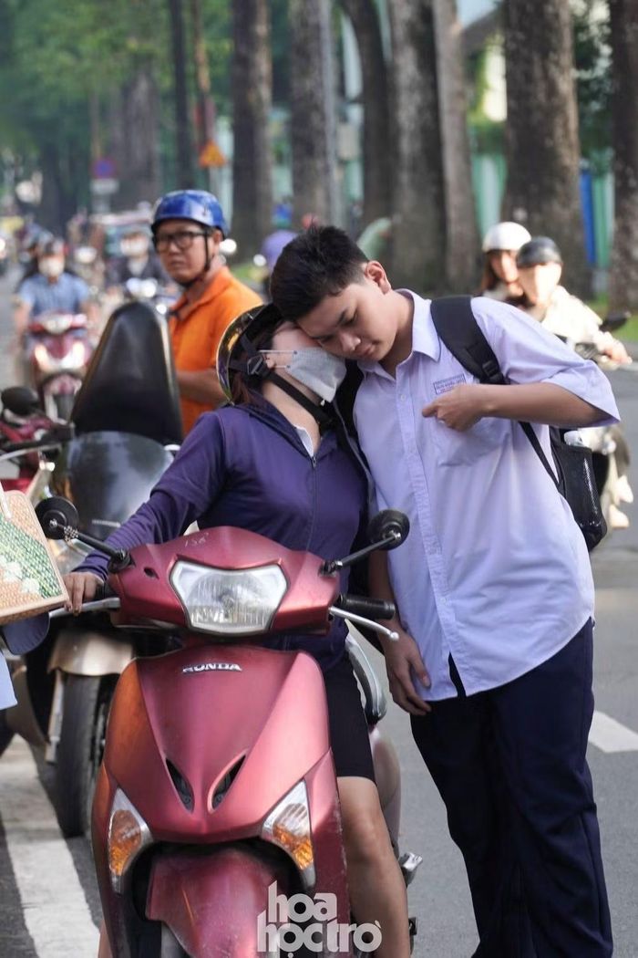 Những cử chỉ quan tâm nhẹ nhàng như lời nhắn nhủ: "Dù kết quả thế nào, ba/mẹ vẫn yêu con!"