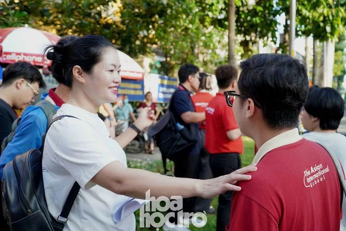 Cô Thoa đến tận điểm thi để cổ vũ tinh thần cho học sinh của mình.