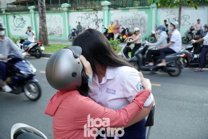 Chị Thảo thơm lên má con gái Huỳnh Anh trước điểm thi trường THPT Trưng Vương.