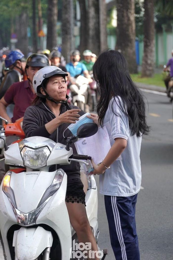 Ánh mắt quan tâm của mẹ dành cho con gái.