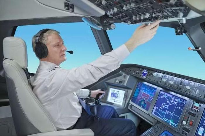 "Sự khác biệt là rất lớn, nhìn chung máy bay cần có đủ nhiên liệu cho một tiếng rưỡi bay nữa sau khi đến đích. Nhưng nếu tầm bay bị giảm đi, dự trữ cho tình huống khẩn cấp sẽ rất eo hẹp", cựu phi công lái Airbus cho biết.
