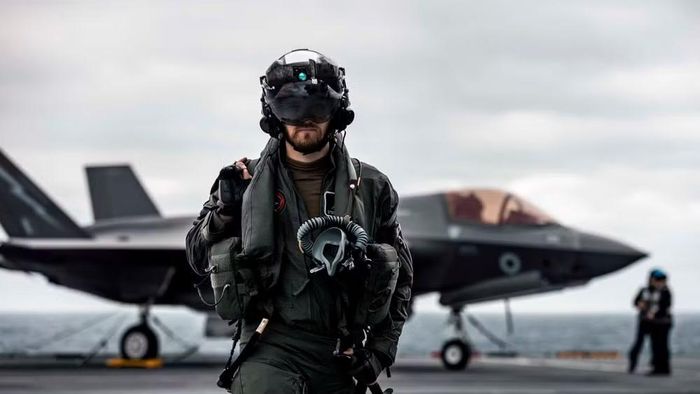 So với các biến thể khác trong gia đình F-35, phiên bản F-35C có cánh lớn hơn, càng đáp chắc chắn hơn và khả năng hoạt động xa hơn nhằm đáp ứng yêu cầu cất hạ cánh trên tàu sân bay.