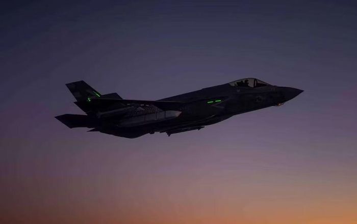 Tiêm kích hạm tàng hình F-35C là phiên bản được thiết kế riêng cho hoạt động trên tàu sân bay. Máy bay có sải cánh 13,1 m, chiều dài 15,7 m và được tối ưu hóa cho các nhiệm vụ tác chiến trên biển.