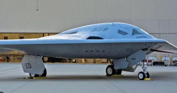 Chiếc B-21 Raider đầu tiên thực hiện chuyến bay đầu tiên vào tháng 11/2023 và kể từ đó tham gia các chương trình đánh giá tính năng bay, hệ thống điện tử hàng không cũng như kiểm tra độ bền kết cấu.