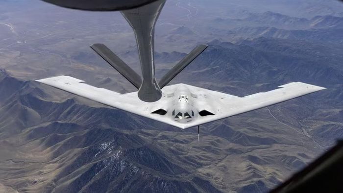 Đến tháng 9/2025, chiếc B-21 Raider thứ 2 gia nhập đội bay thử nghiệm tại căn cứ Edwards, giúp mở rộng đáng kể quy mô đánh giá và tăng tốc chương trình phát triển.
