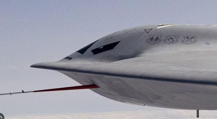 B-21 Raider được thiết kế để mang cả vũ khí hạt nhân lẫn vũ khí thông thường. Máy bay có khả năng xuyên phá các khu vực được bảo vệ nghiêm ngặt bằng hệ thống phòng không hiện đại, đồng thời thực hiện các đòn tấn công chính xác vào mục tiêu ở bất kỳ nơi nào trên thế giới. Không quân Mỹ kỳ vọng đây sẽ là xương sống của lực lượng oanh tạc cơ chiến lược trong nhiều thập kỷ tới.