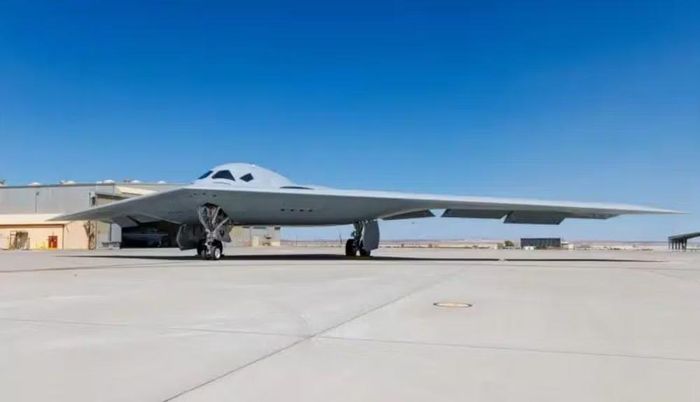B-21 Raider là oanh tạc cơ tàng hình thế hệ mới do tập đoàn Northrop Grumman phát triển trong khuôn khổ chương trình Máy bay ném bom tấn công tầm xa.