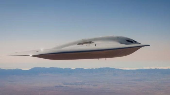 Tuy nhiên, với B-21 Raider, Không quân Mỹ quyết định phá bỏ cách làm truyền thống. Hai giai đoạn được tiến hành song song nhằm tăng tốc quá trình đưa máy bay vào biên chế.